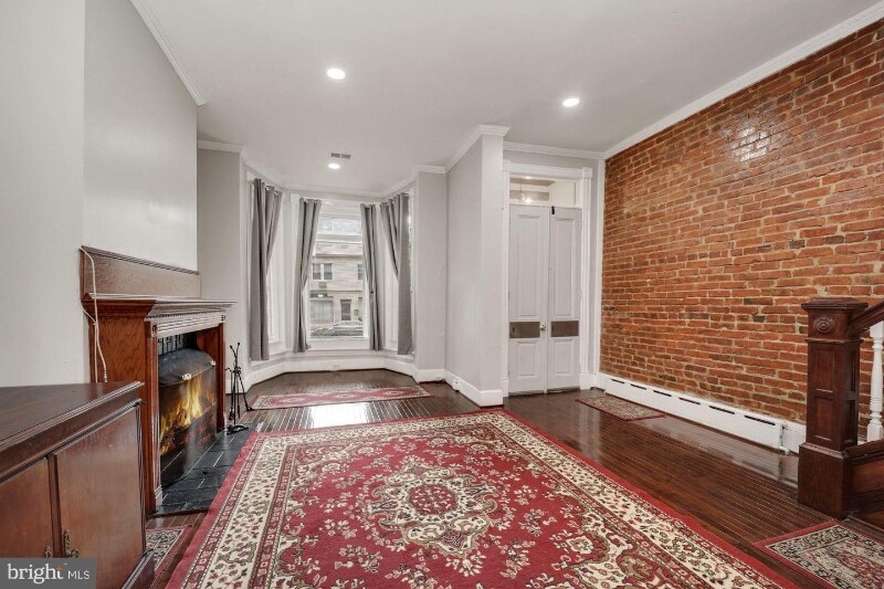 Building Photo - 633 8th St NE