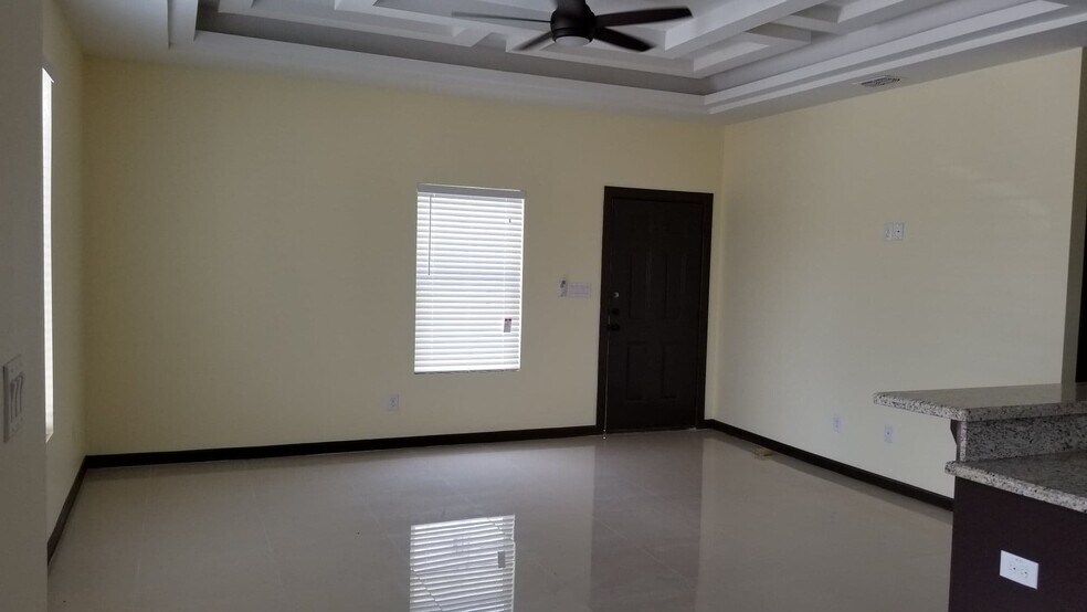 Building Photo - 709 E La Cantera Ave