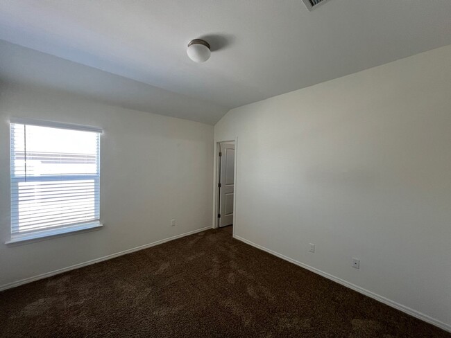 Building Photo - Stunning 3 bedroom, 3 bathroom home locate...