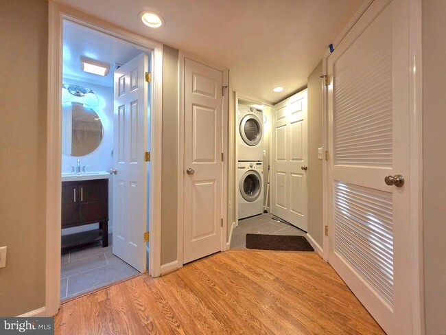 Building Photo - 527 E Nelson Ave