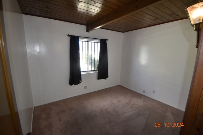 Building Photo - 4 Bedroom Home with Private Spacious Backy...