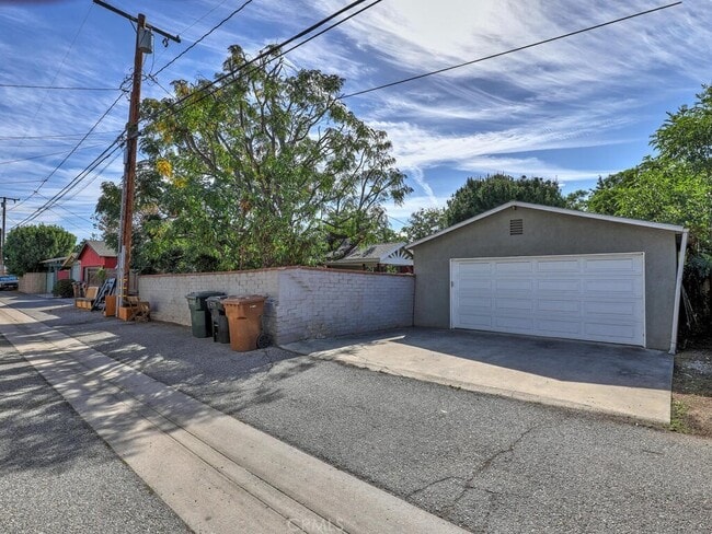 Building Photo - 229 Jacaranda Pl