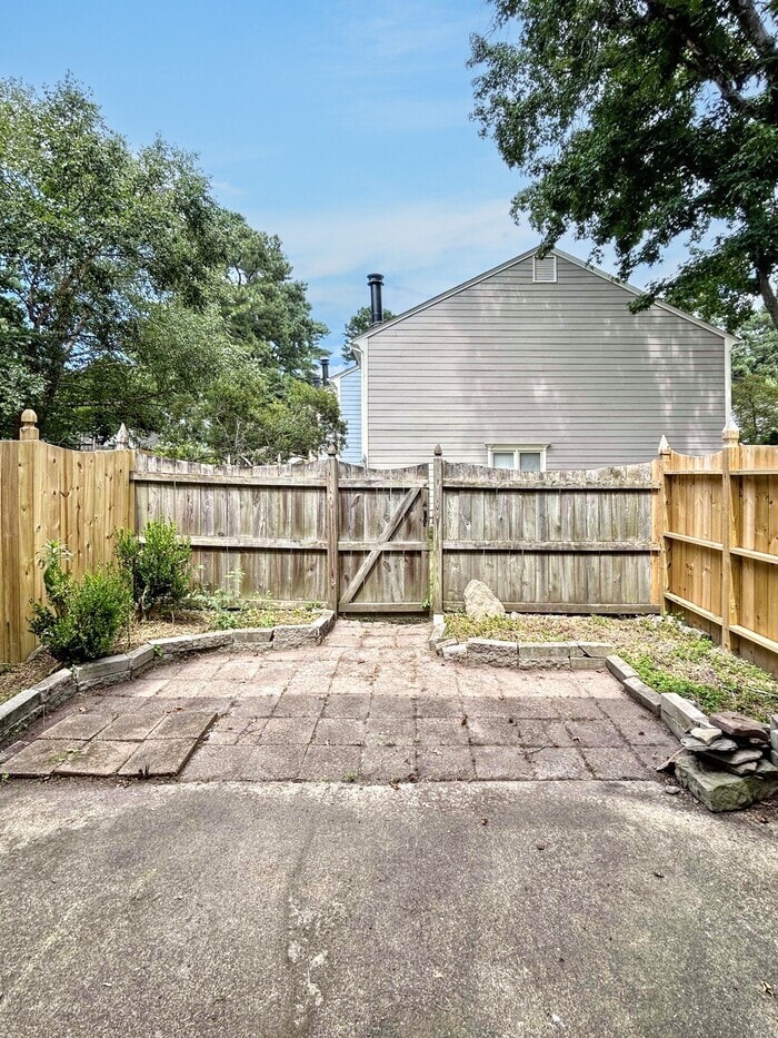 Building Photo - 1524 Township Cir