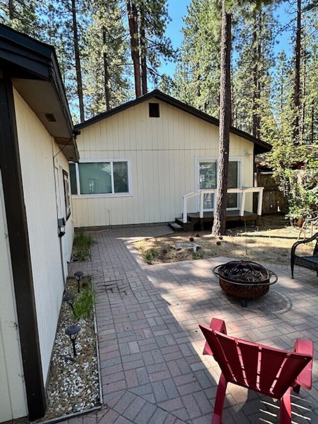 Building Photo - 3Bd home in a quiet neighborhood only minu...