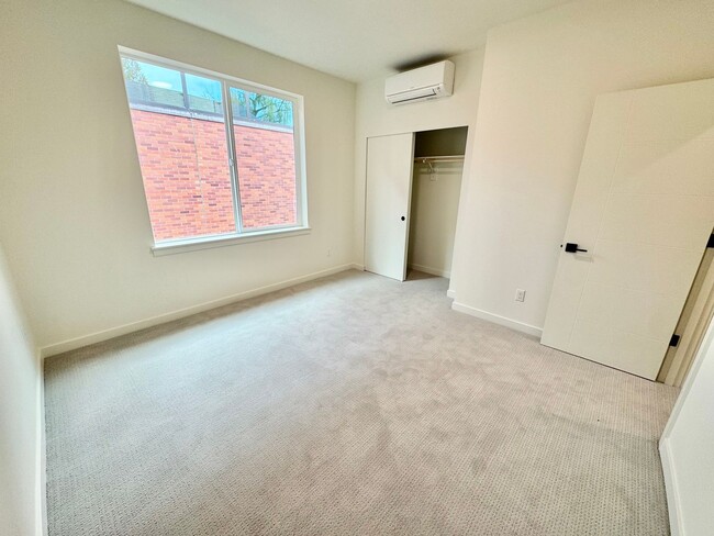 Building Photo - *1 MONTH FREE RENT* A 2bd/2bath Modern Tow...