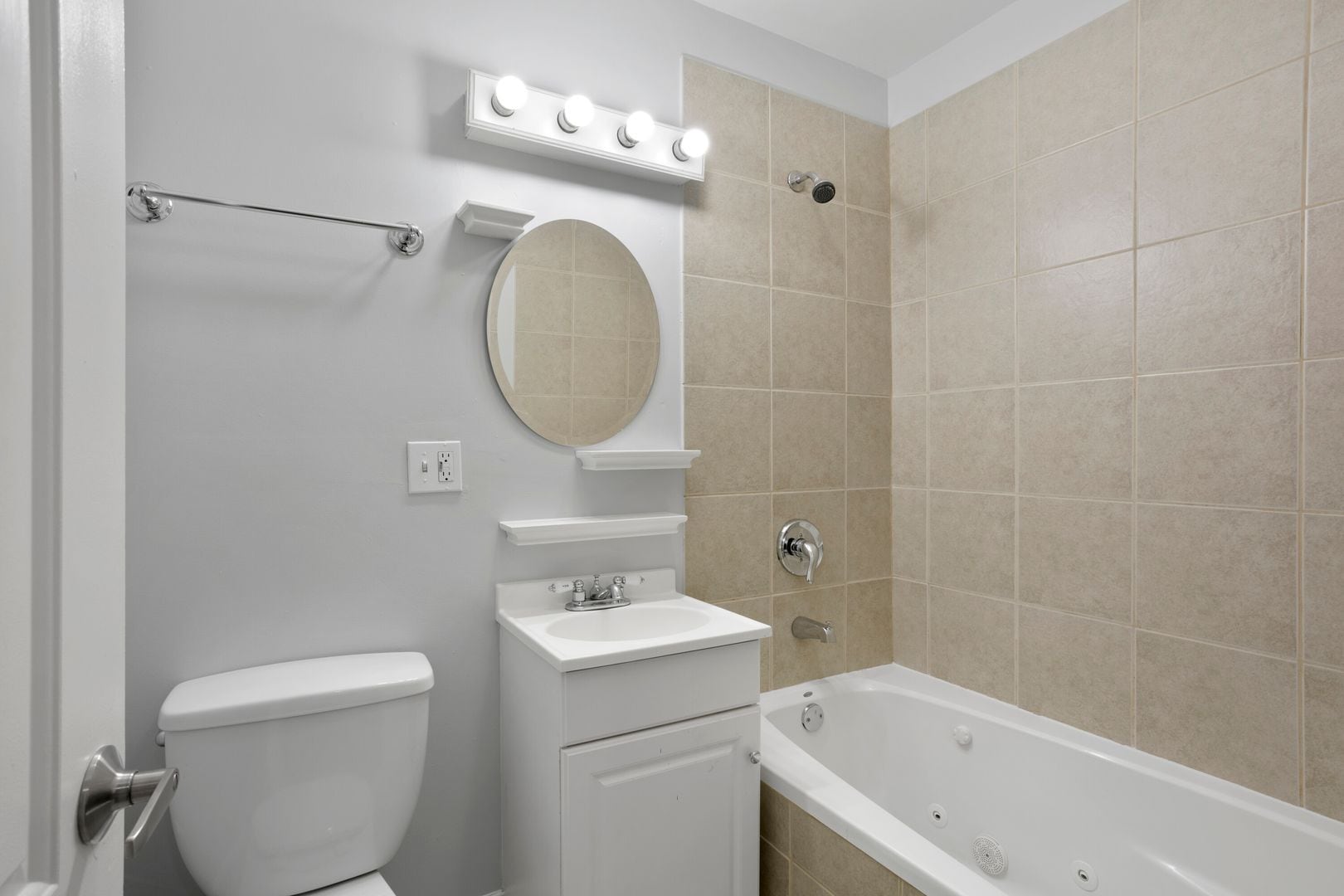 Building Photo - 2005 W Jarvis Ave