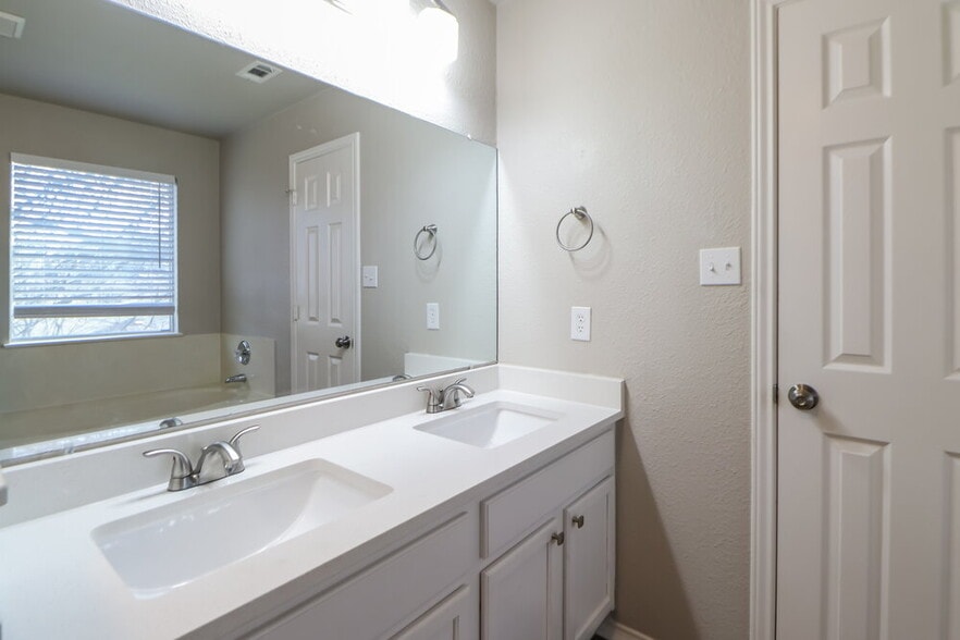 Building Photo - 15524 Sarah's Creek Dr