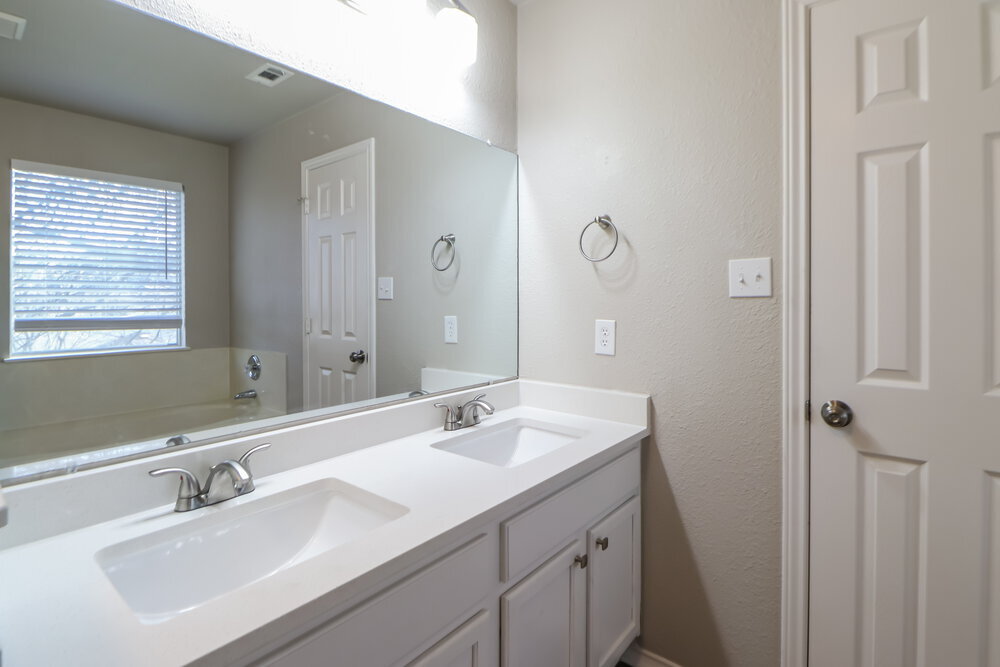 Building Photo - 15524 Sarah's Creek Dr