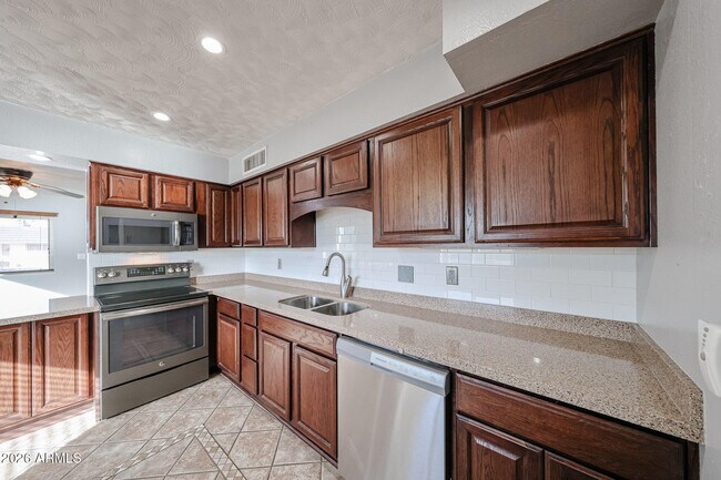 Building Photo - 93 S 95th St