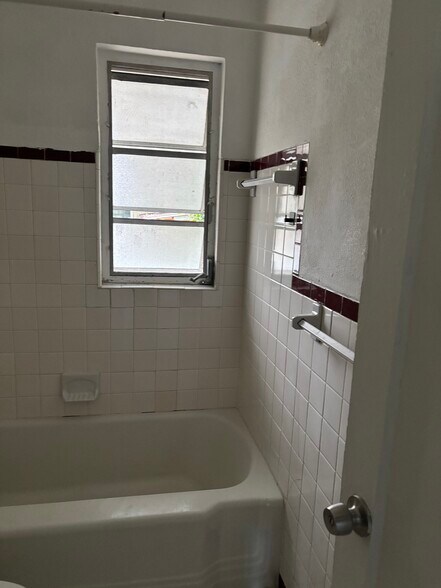 Building Photo - 1007 NE 112th St