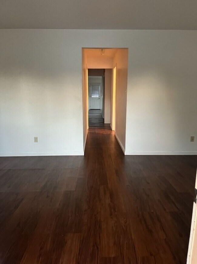 Building Photo - Single story 3 bedroom 2 bath home