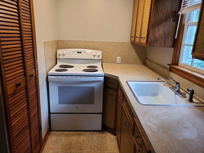 Building Photo - Move in Ready 3 bedroom/one bathroom $1000...
