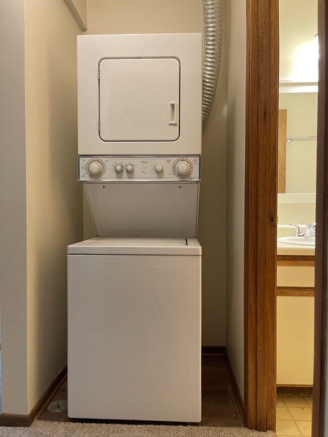 Building Photo - 350 College St