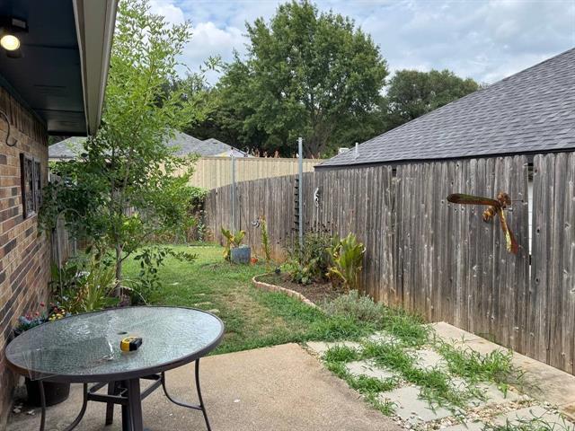 Building Photo - 703 Red Oak Dr