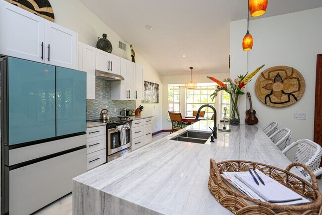 Building Photo - **TROPICAL PARADISE**3BEDS/2BATH POOL HOME...