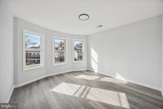 Building Photo - 566 Rutherford Ave