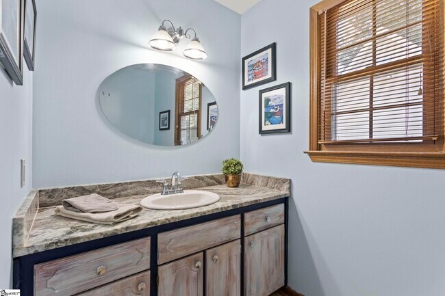 Building Photo - 405 Creek Dr