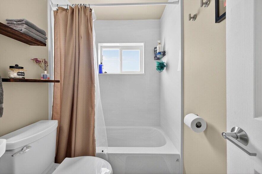 Building Photo - 6640 Douglas St