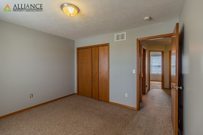 Building Photo - Large Duplex!