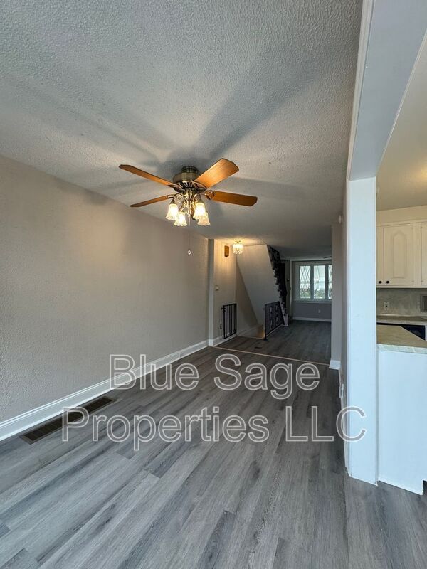 Building Photo - 228 W Wyncliffe Ave