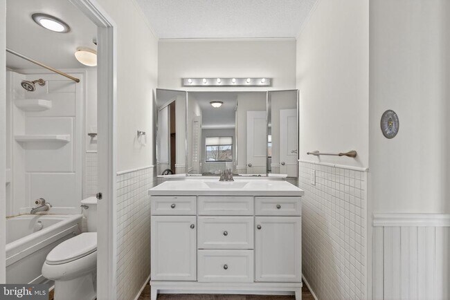 Building Photo - 307 Yoakum Pkwy