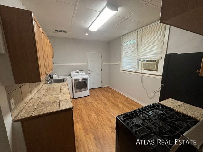 Building Photo - 861 Egbert St
