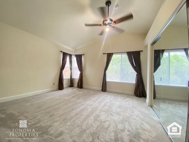 Building Photo - Lovely Updated 3BD/2.5BA Home Located In Fryer Creek!