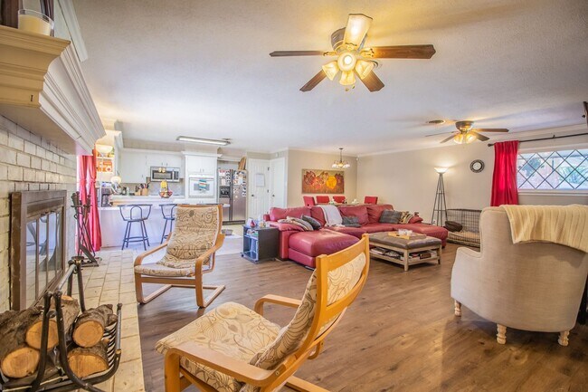 Building Photo - Great 3 bedroom 2 bathroom house in fantastic Location!