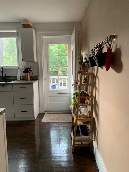 Building Photo - 627 Hawthorn Ave