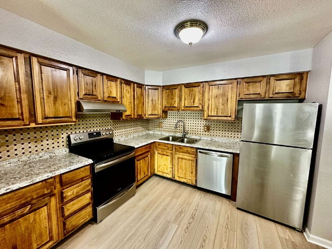 Building Photo - AVAILABLE OCTOBER! Wonderful 3 bed/2 bath ...