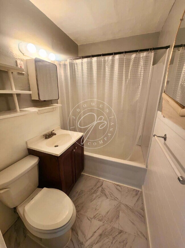 Building Photo - Spacious 3-Bedroom Home with Bonus Room and 1.5 Baths