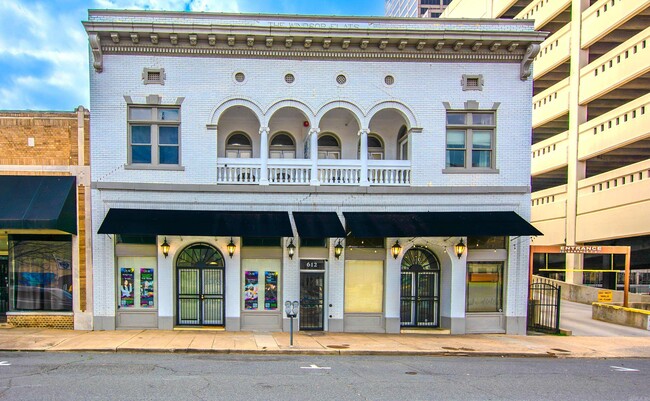 Building Photo - 612 E 4th St