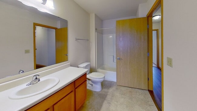 Building Photo - Condo Style Upper 2 Bedroom 1 Bathroom Apartment