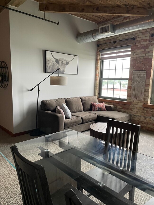 Building Photo - 940 Monroe Ave NW