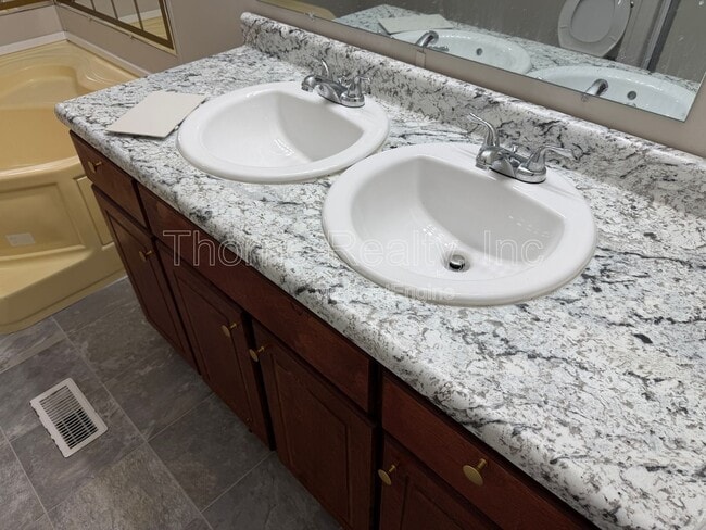 Building Photo - 26 Hemlock Ln