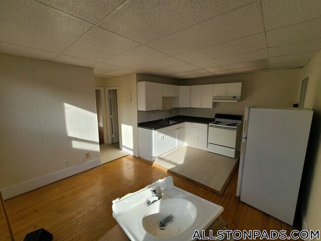 Building Photo - 437 Cambridge St