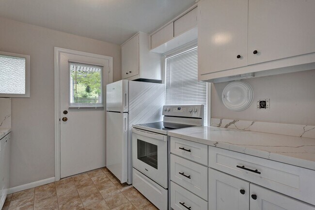 Building Photo - 4bd/1.75ba Seattle House
