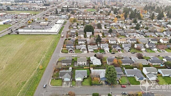 Building Photo - 16113 NE 4th Way