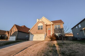 Building Photo - Dog Friendly Three Bedroom!