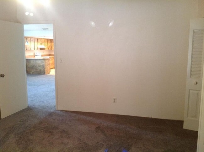 Building Photo - 6 Red Maple Cir