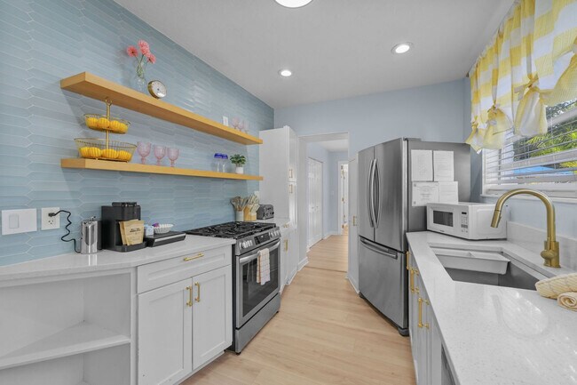 Building Photo - 522 31st St W