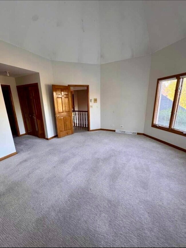 Building Photo - 8S210 Stonehedge Dr