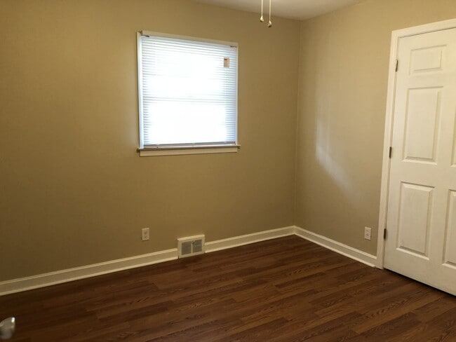 Building Photo - Convenient South Location!  3 Bedrooms / 2 Bathrooms