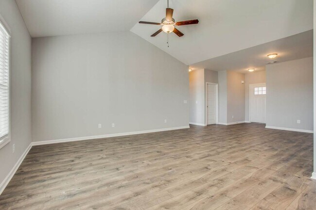 Building Photo - ***  COMING SOON!   ***  Stylish and comfo...