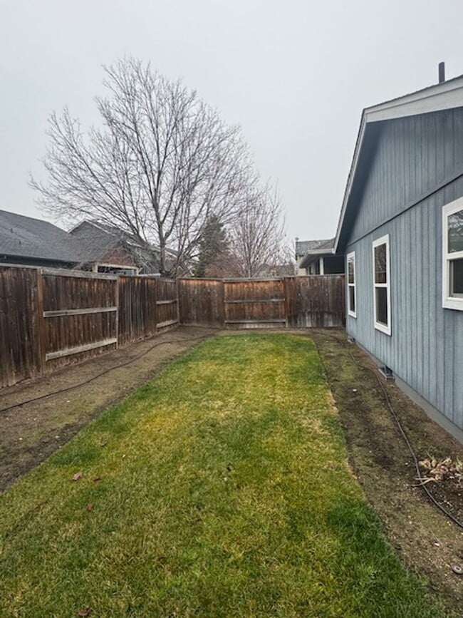 Building Photo - CUSTOM 3 BEDROOM, 2 BATH HOME NEAR SOUTH MEDFORD HIGH SCHOOL