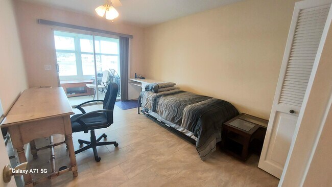 Building Photo - 2044 Yarmouth E