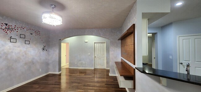 Building Photo - 590 Redwood Ln