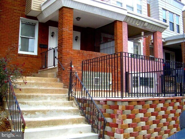 Building Photo - 853 Anchor St