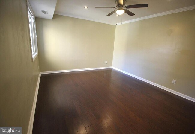 Building Photo - 3121 Sayre Dr