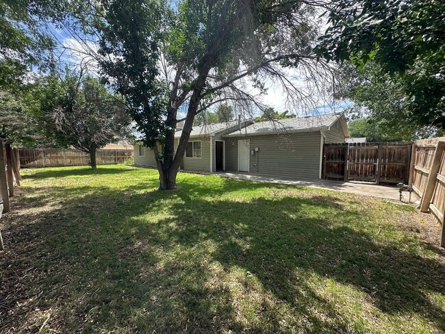 Building Photo - Charming 3 bed 2 bath home!!